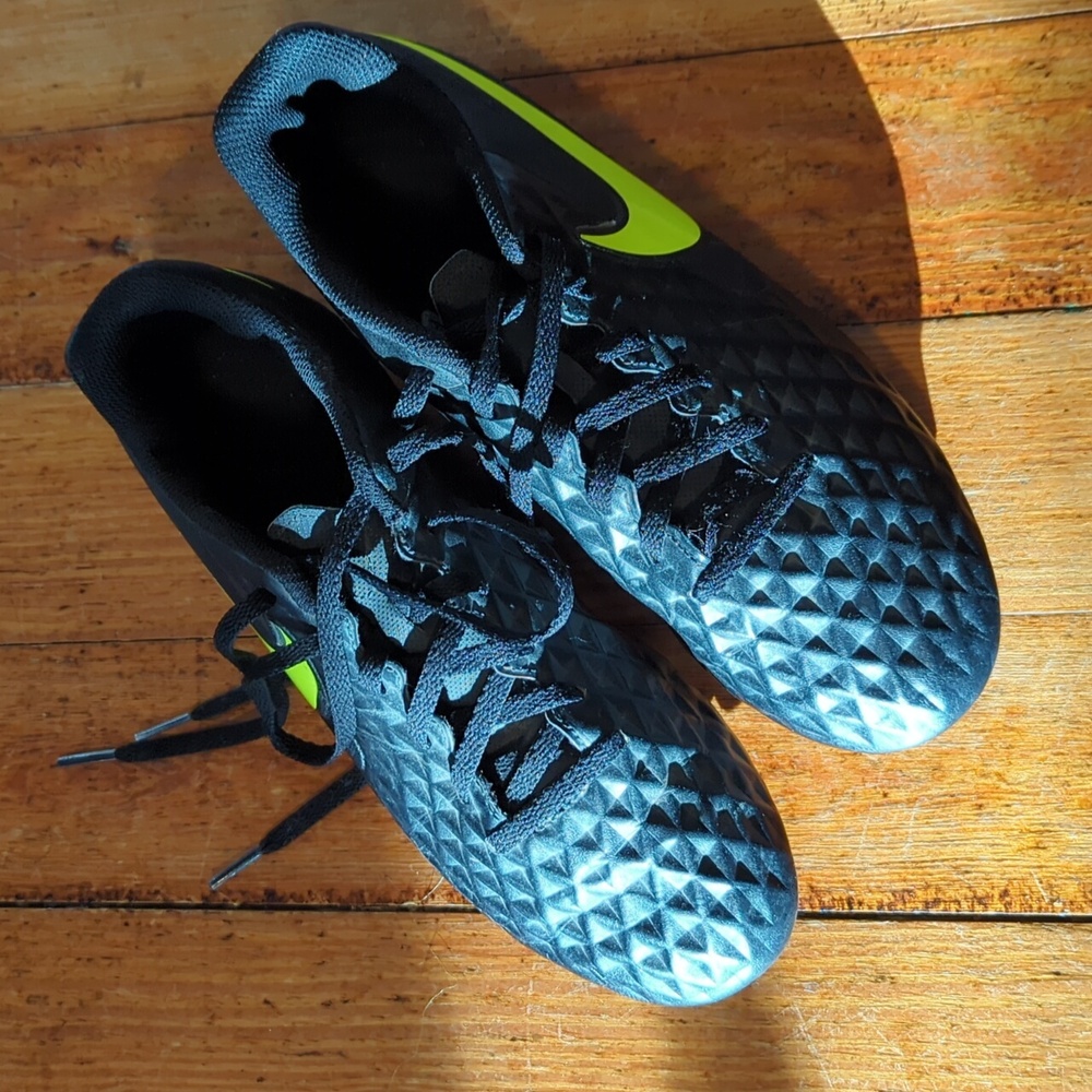 Nike tempo youth size 6 soccer cleats